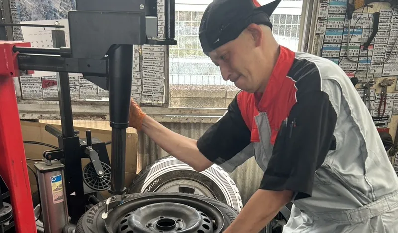 総括部長・二級整備士・検査員の根岸さん｜ホイールバランス調整を行う様子