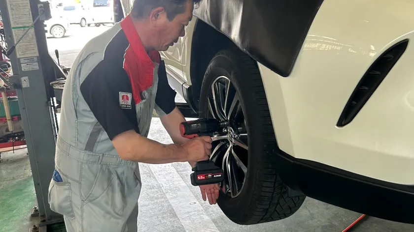 最短30分のタイヤ交換｜電動レンチでタイヤを脱着する陽光タイヤ交換センターの整備スタッフ