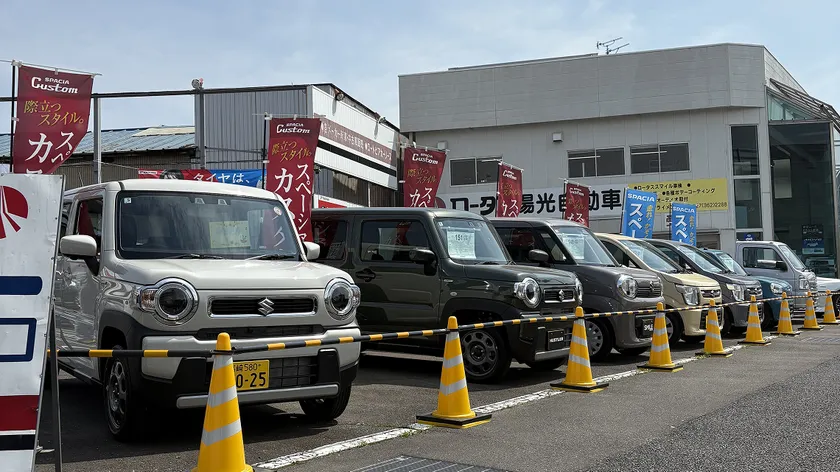 累計10万本のタイヤ交換実績｜陽光タイヤ交換センターの店舗外観と入庫待ちの車両